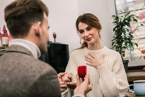 Mujer se siente feliz mientras recibe una propuesta — Foto de Stock