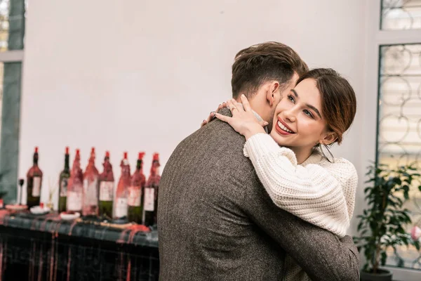 Hombre abrazando a su novia sonriente en la atmósfera romántica — Foto de Stock