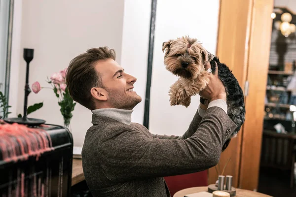 Man met een hondje in zijn handen — Stockfoto