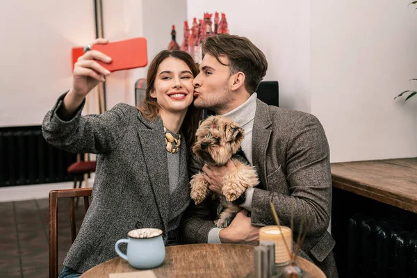 Çift onların köpek ile birlikte romantik bir selfie yapma — Stok fotoğraf