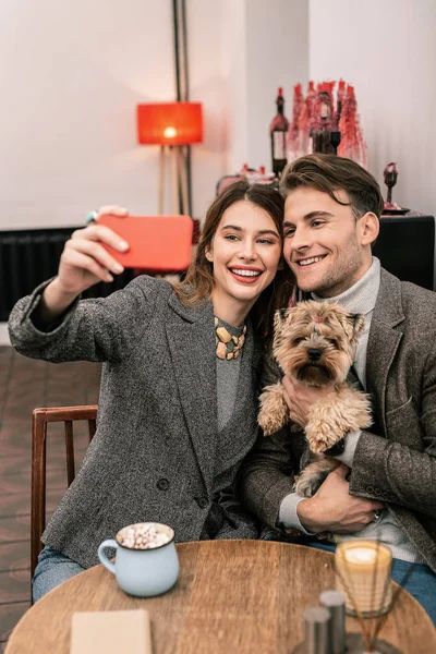 Nuori pari tekee selfie koiransa kanssa — kuvapankkivalokuva