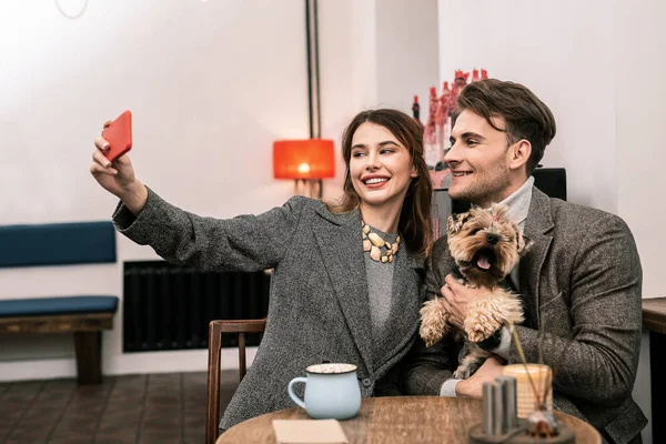 Κάνοντας μια selfie με τον σύντροφό της και ένας σκύλος γυναίκα — Φωτογραφία Αρχείου