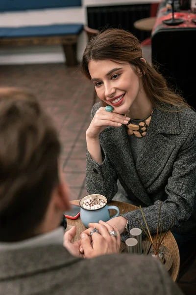 Красивая женщина смотрит на своего партнера во время романтического разговора — стоковое фото