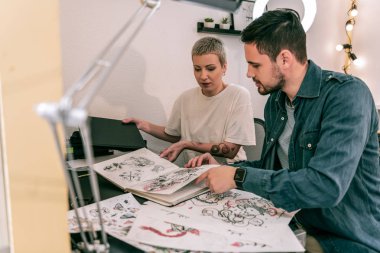 Profesyonel kadın dövme ana gösterilen tüm çizimler ve tasarımlar