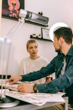 Erkek istemci albüm içinde bir tasarımı işaret