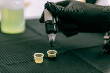 Mürekkep dökme siyah lastik eldiven El ele