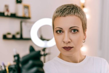 İş günü içinde salonu sahip etkileyici genç Dövme ustası