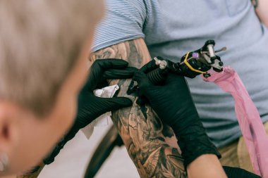 Doğru kesin sanatçı gölgelendirme için büyük dövme yapma