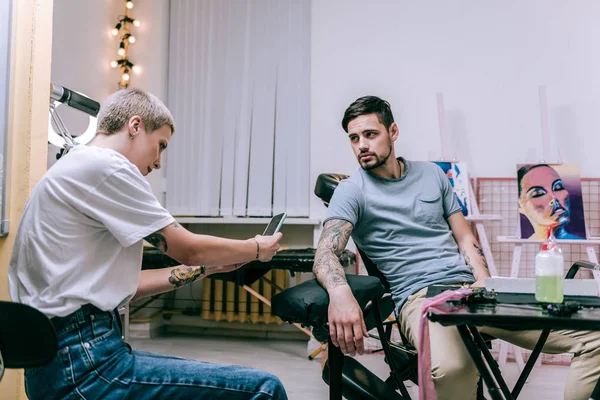 Mestre de tatuagem de cabelos curtos fazendo close up foto de arte da tatuagem — Fotografia de Stock