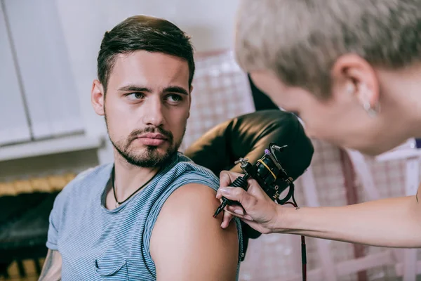 Knappe bebaarde jonge man krijgen nieuwe tattoo — Stockfoto
