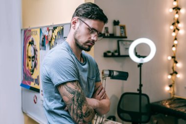 Çekici sakallı adam gözlük açık ve ellerini geçiş