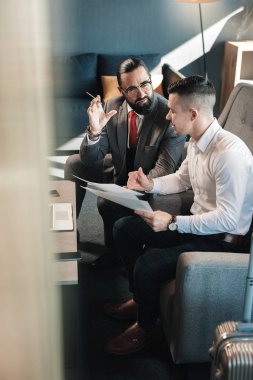 Sakallı patron onun çalışan bazı talimatlar veren gözlüklü