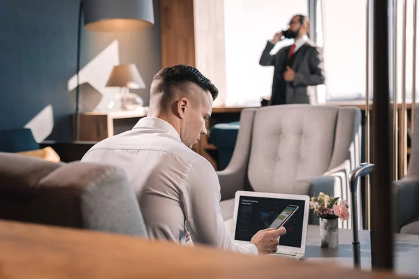 Joven guapo ceo trabajando en su portátil en la oficina — Foto de Stock