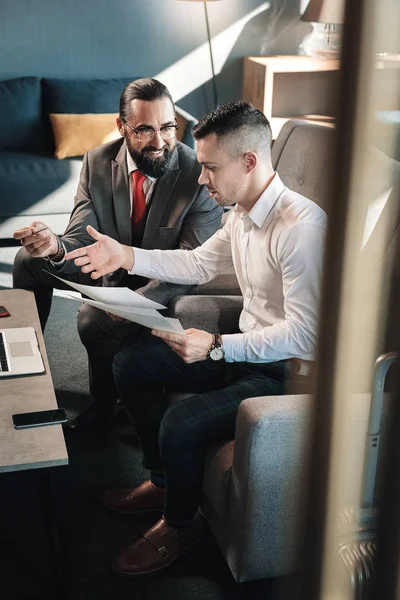 Joven asistente prometedor que consulta a su jefe — Foto de Stock