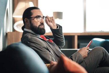 Güzel iş kıyafetleri ve kırmızı kravat giyen şık sakallı adam