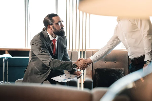 Barbudo rico inversor estrechando la mano de su socio de negocios — Foto de Stock