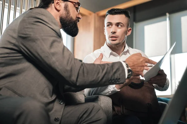 Joven economista guapo hablando con el empleador antes de la reunión — Foto de Stock