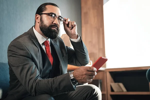 Mörkhårig affärsman känsla upphetsad innan förhandling med investerare — Stockfoto