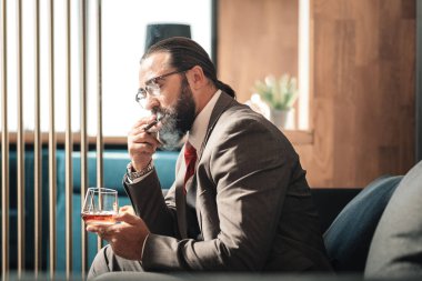 Sakallı işadamı yasaktır puro çok gergin misin süre