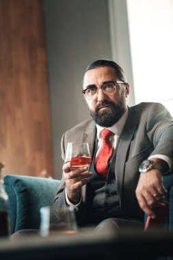 Sakallı avukat onun el geç çalıştırırken bakarak