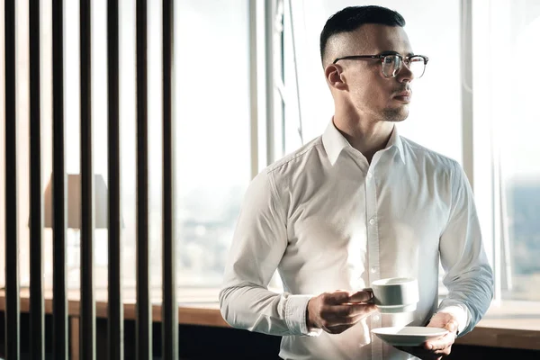 Hombre de negocios de cabello oscuro con bonito peinado bebiendo café — Foto de Stock