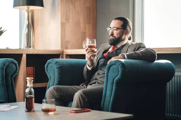 Doświadczony adwokat picia niektórych whisky, podczas gdy chodzi o uczucia — Zdjęcie stockowe