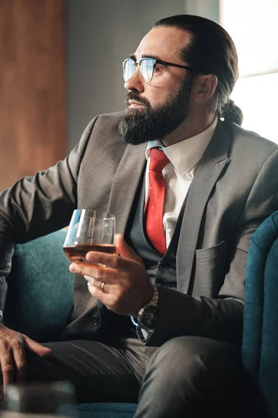 Empresario vestido con corbata roja vaso de whisky — Foto de Stock