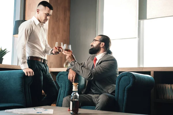 コニャックを飲むグラスのカーンカーン豊かなビジネス パートナー — ストック写真