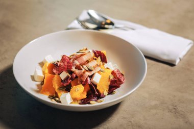 Beyaz peynir ve domuz pastırması ile lezzetli sağlıklı salata kasesi