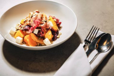 Tablo üzerinde yeni tarifi duran göre lezzetli salata pişmiş