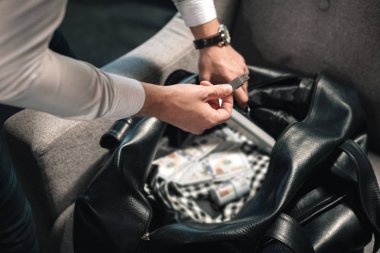 Küçük bellek sopa çalışırken uzağa--dan suç yer tutan ceza