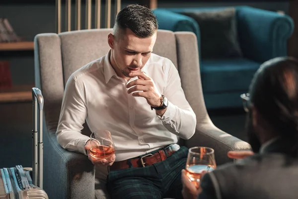 Jonge advocaat whisky drinken met client geven raadpleging — Stockfoto