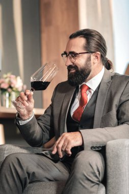 Duygu işadamı güzel kırmızı şarap degüstasyon sonra memnun