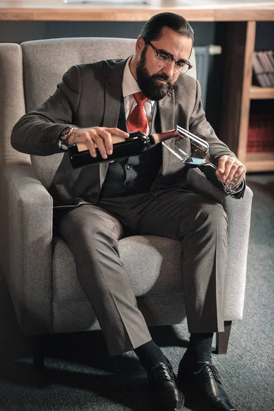 仕事の後のワインを飲みながらスタイリッシュな衣装を着ているビジネスマン — ストック写真