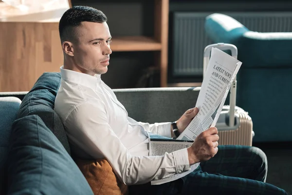 Красивий бізнесмен в квадратних штанах читає ранкові новини — стокове фото