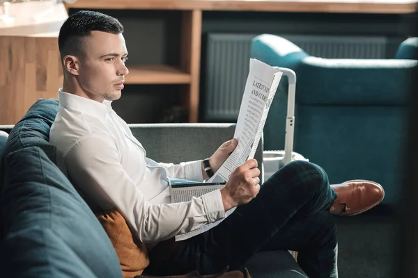 Homem de negócios elegante bonito vestindo sapatos de couro marrom notícias de leitura — Fotografia de Stock