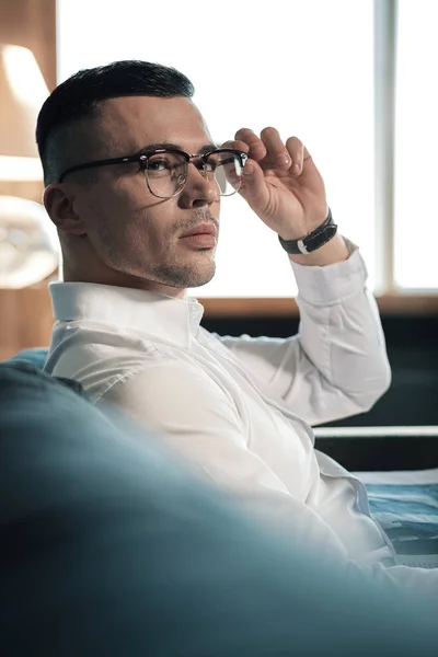 メガネと手の時計を着てスタイリッシュな青年実業家 — ストック写真