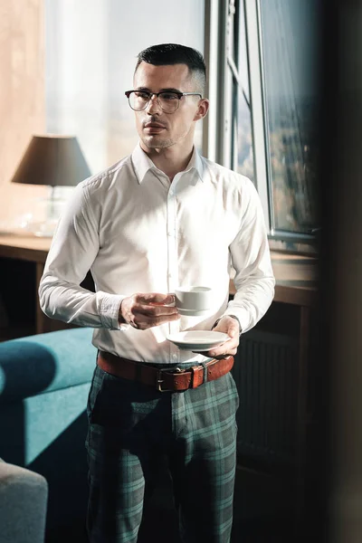 コーヒー ブレークを楽しむ窓の近くに立って成功した経済学者 — ストック写真