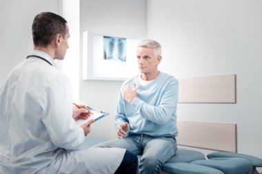 Yerde acıyla işaret ciddi ziyaretçi