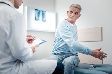 Egzersiz yaparak olumlu memnun adam