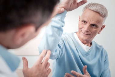 Ciddi uygulayıcısı muayene hastayı yakın çekim