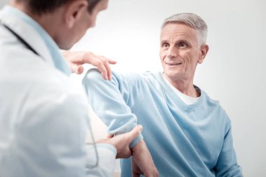 Onun sorunu gösteren pozitif memnun ziyaretçi