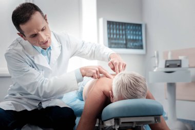 Memnun Doktor olgun hastası konuşuyor