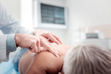 Erkek elinde o dokunaklı vücut yakın çekim