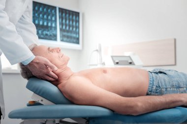 Onun doktora dinleme konsantre emekli