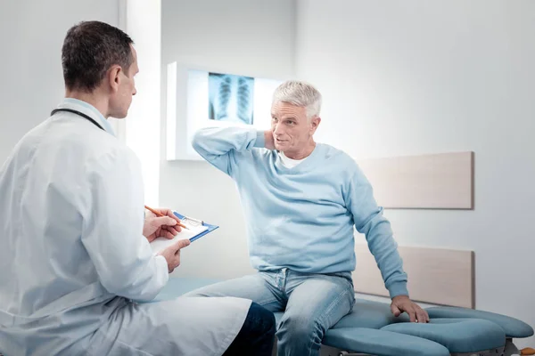 Attentive physician communicating with retirement — Stock Photo, Image
