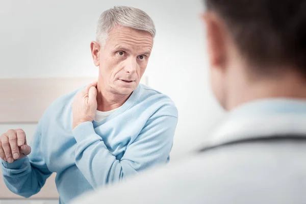 Paciente frustrado quejándose de dolor en el cuello — Foto de Stock