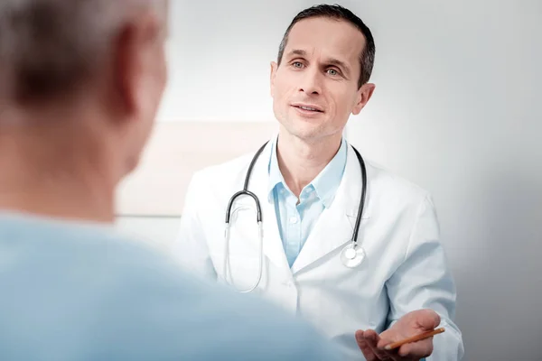 Médecin professionnel parlant à son patient — Photo