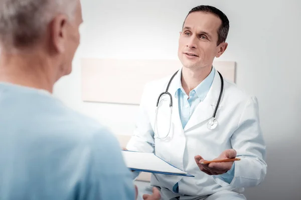 Uważny pracownika medycznego consulting jego gościem — Zdjęcie stockowe