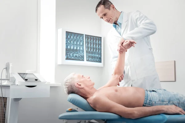 Kompetenter Osteopath überprüft Zustand der Muskeln — Stockfoto